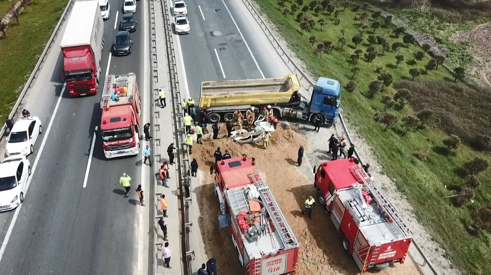 TEM'de kum yüklü hafriyat kamyonu otomobilin üzerine devrildi: 1 ölü - 5