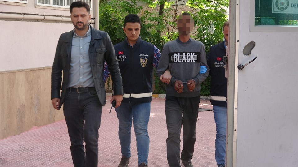 Eşine ve öz kardeşine kurşun yağdırdı - 1