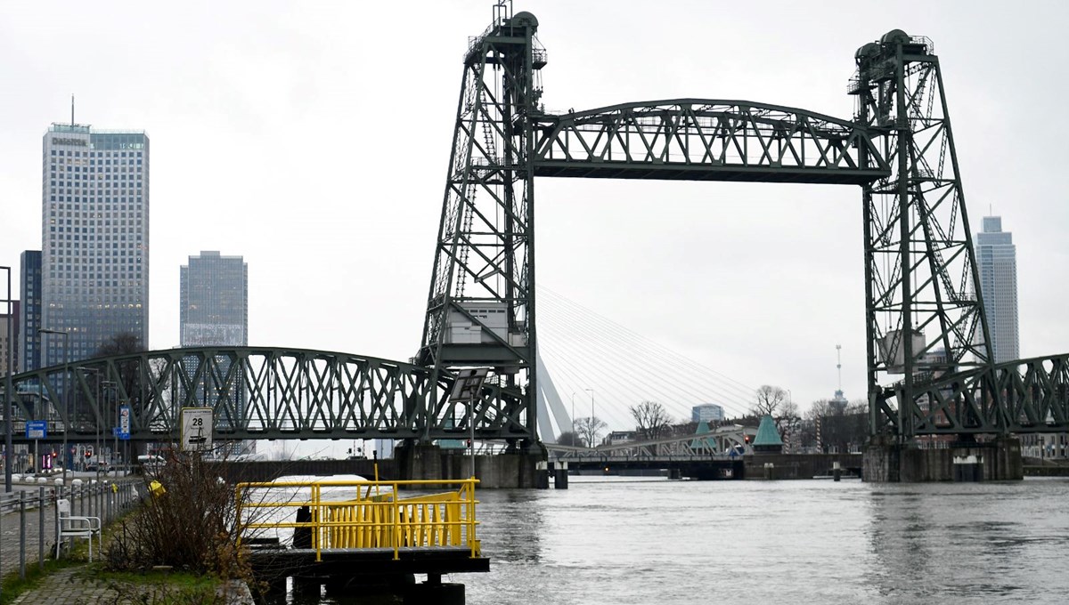 Bezos Hollanda’da öfkeye yol açtı: Yatı için köprü sökülmeyecek