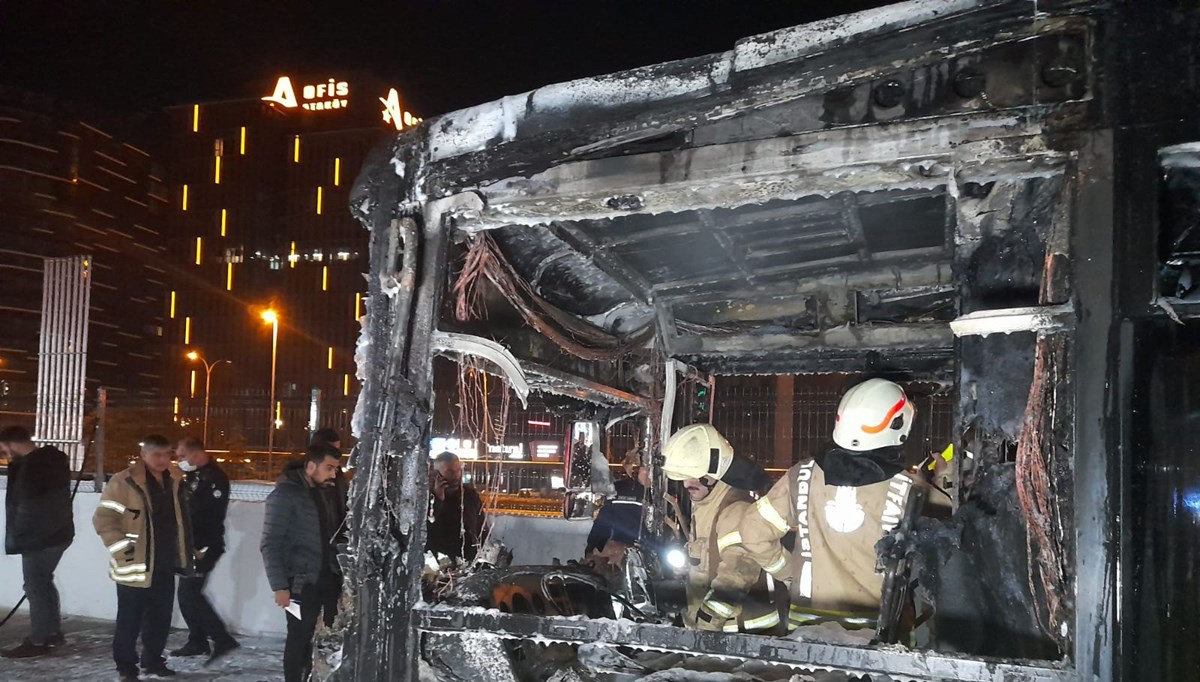 İstanbul’da park halindeki İETT otobüsü yandı