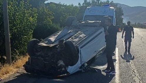 Elazığ'da otomobil takla attı