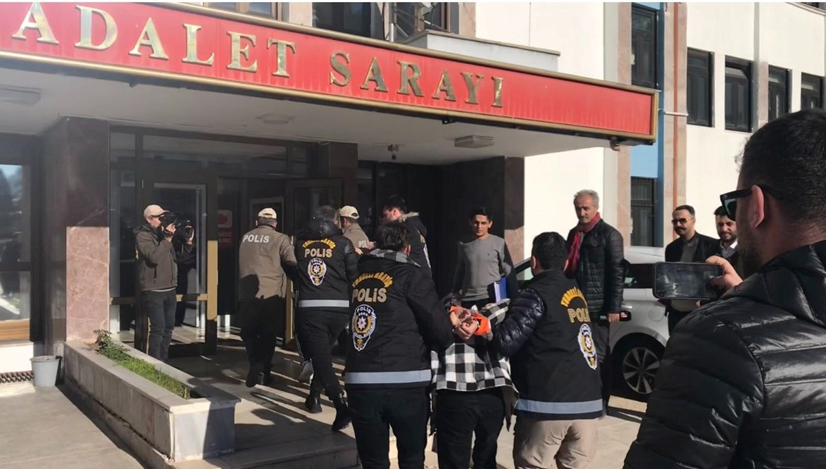 Tunceli merkezli 3 ilde operasyon: 100 milyon liralık vurgun yapan şebeke çökertildi Tunceli merkezli 3 ilde operasyon: 100 milyon liralık vurgun yapan şebeke çökertildi