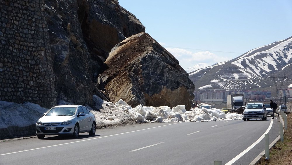Düşen dev kaya nedeniyle Bitlis-Tatvan karayolu trafiğe kapatıldı - 2