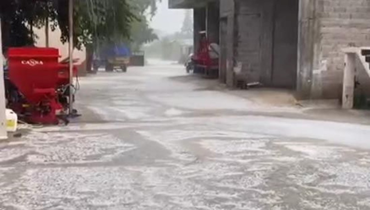 Ceyhan'da dolu tarım arazilerini vurdu Ceyhan'da dolu tarım arazilerini vurdu
