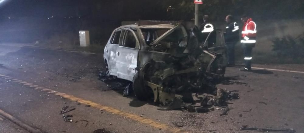 Tramvay yolundaki direğe çarpan otomobil alev topuna döndü - 2