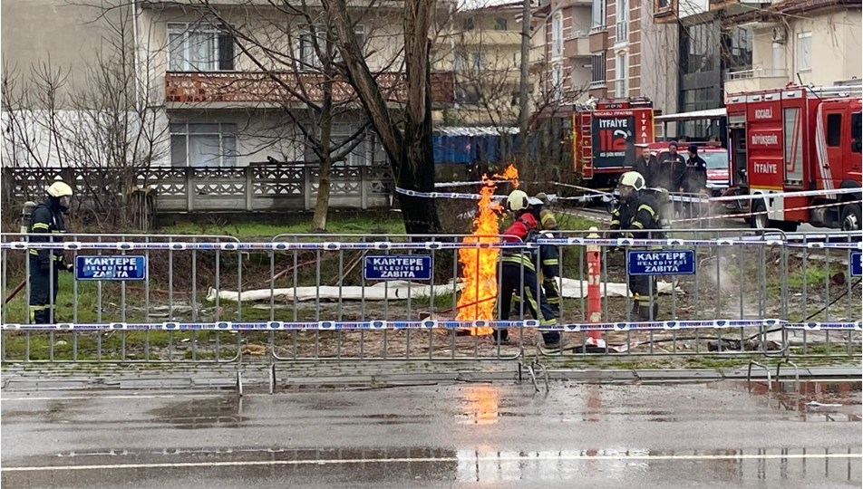 Kocaeli'de sondaj çalışmasında çıkan gazdan numune alındı