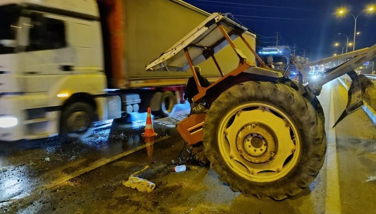 Afyonkarahisar'da feci kaza | Traktör ikiye bölündü: 5 yaralı Afyonkarahisar'da feci kaza | Traktör ikiye bölündü: 5 yaralı
