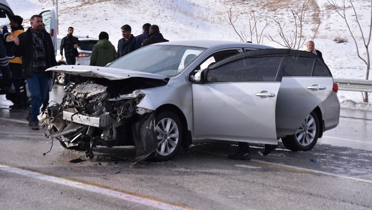 Otomobil bariyerlere çarptı: 5 yaralı Otomobil bariyerlere çarptı: 5 yaralı