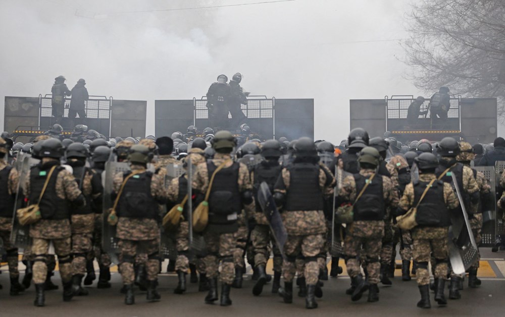 Kazakistan’ın Almatı şehrinde protestocular Valilik binasına girdi, başkentte OHAL ilan edildi - 9