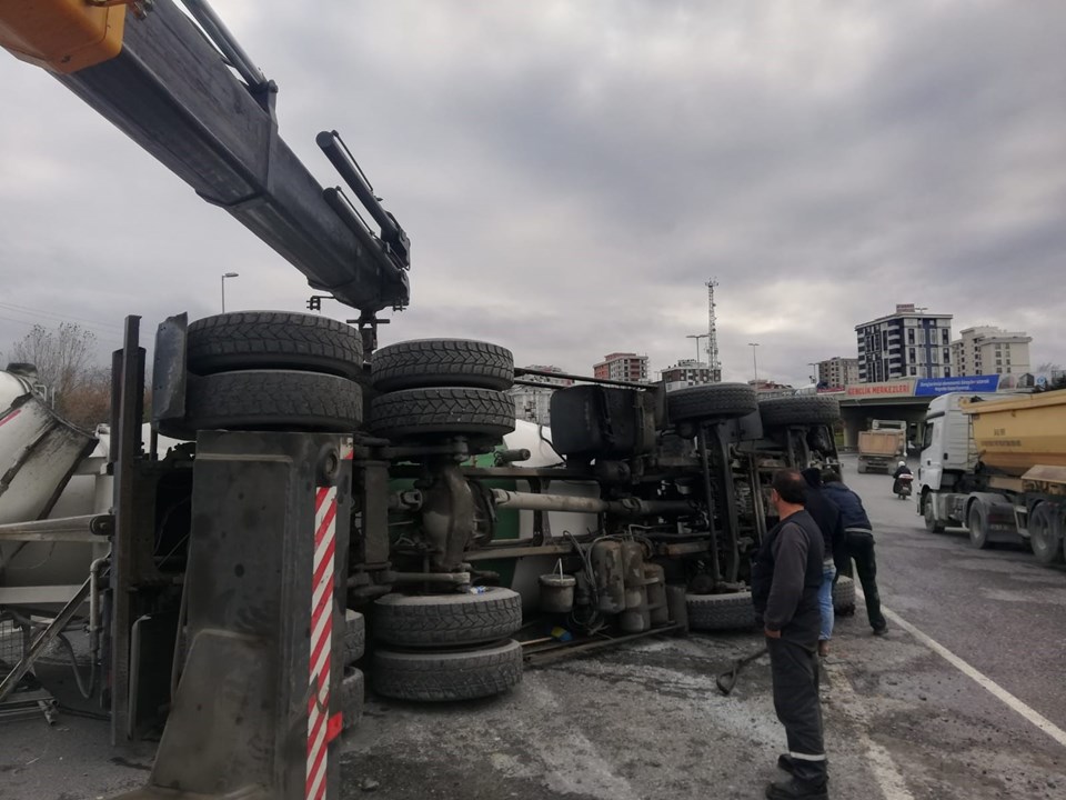 İstanbul'da beton mikseri devrildi - 1
