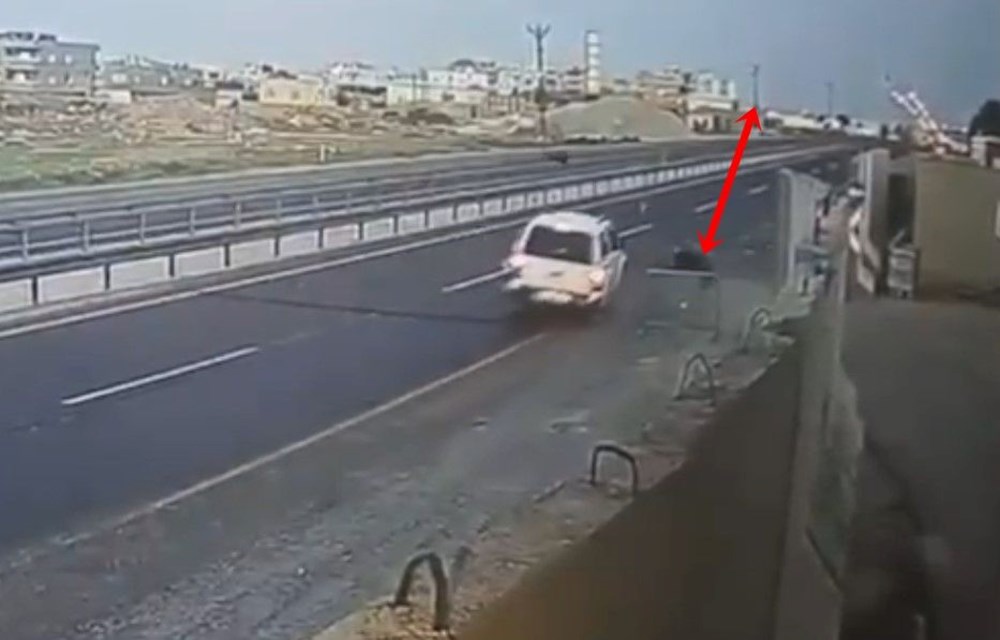 Sinema üzere kovalamaca: Yola kapan atan polise çarpıp yaraladı 76