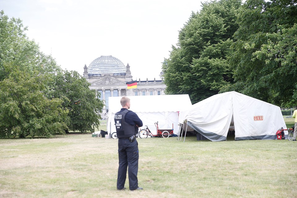Almanya’da başbakanlık önüne çevreci kampı - 2