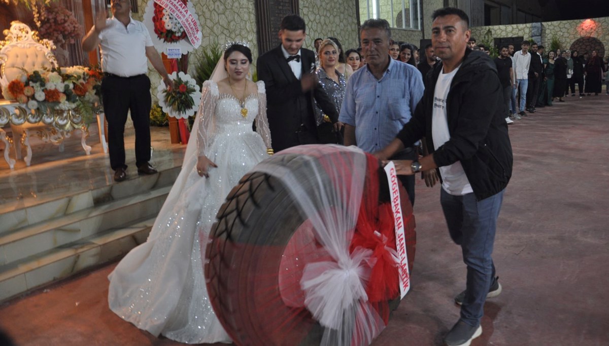 TIR şoförü damada düğününde altın yerine lastik TIR şoförü damada düğününde altın yerine lastik