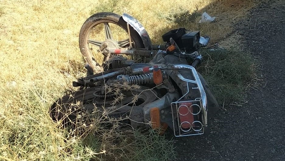 Motosiklet ile hafif ticari araç çarpıştı: 4 yaralı