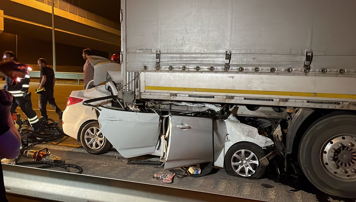 Kocaeli'de feci kaza: TIR'a arkadan çarpan otomobilin sürücüsü öldü Kocaeli'de feci kaza: TIR'a arkadan çarpan otomobilin sürücüsü öldü