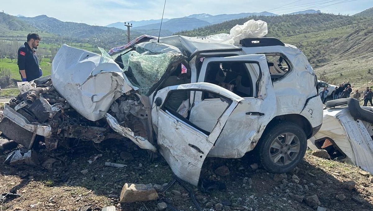 Şırnak'ta TIR ile otomobil çarpıştı: 3 ölü Şırnak'ta TIR ile otomobil çarpıştı: 3 ölü
