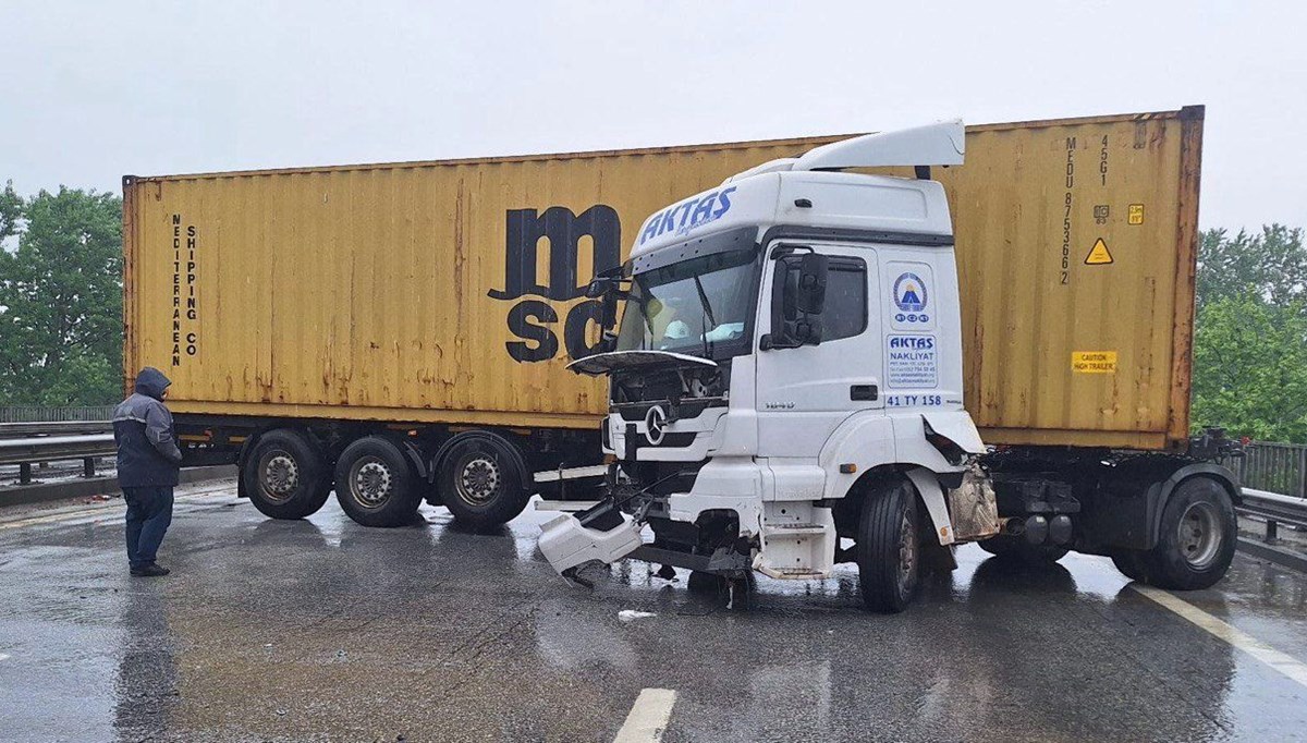 Makas atan TIR bariyere çarptı, İstanbul yönü trafiğe kapandı