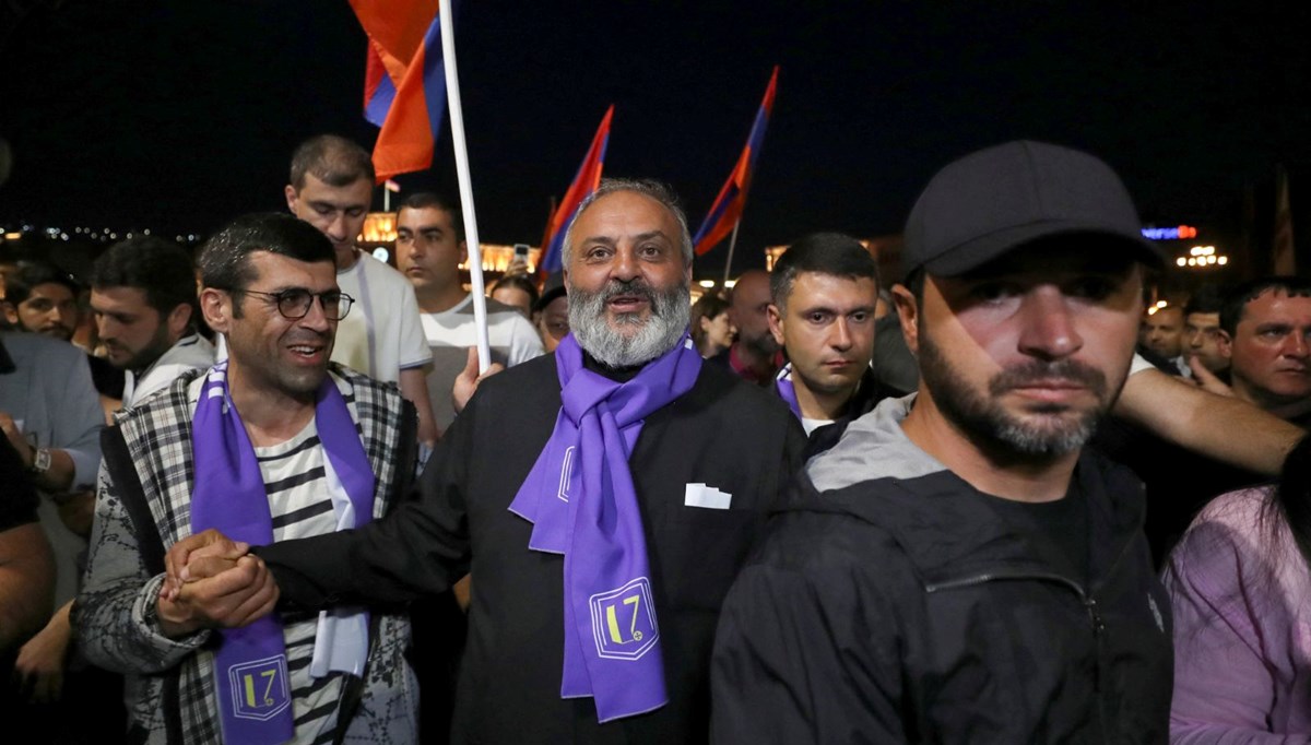 Ermenistan'da Paşinyan'ın istifası isteniyor: Başpiskopos dört günlük eylem çağrısı yaptı Ermenistan'da Paşinyan'ın istifası isteniyor: Başpiskopos dört günlük eylem çağrısı yaptı