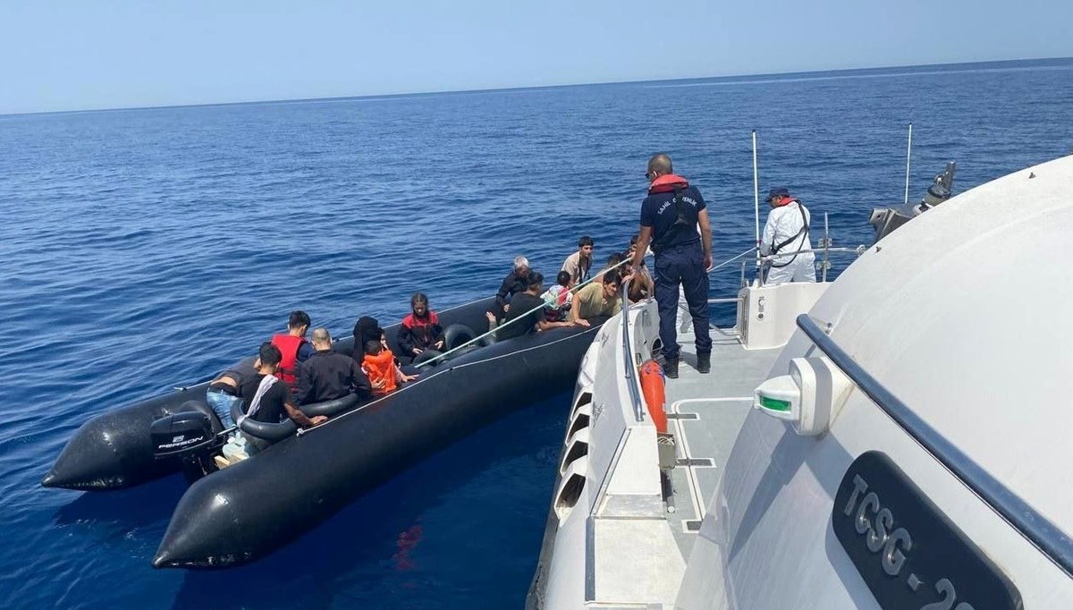 Ayvacık açıklarında 56 kaçak göçmen kurtarıldı Ayvacık açıklarında 56 kaçak göçmen kurtarıldı
