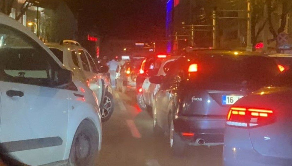 Asker konvoyu trafiği durma noktasına getirdi