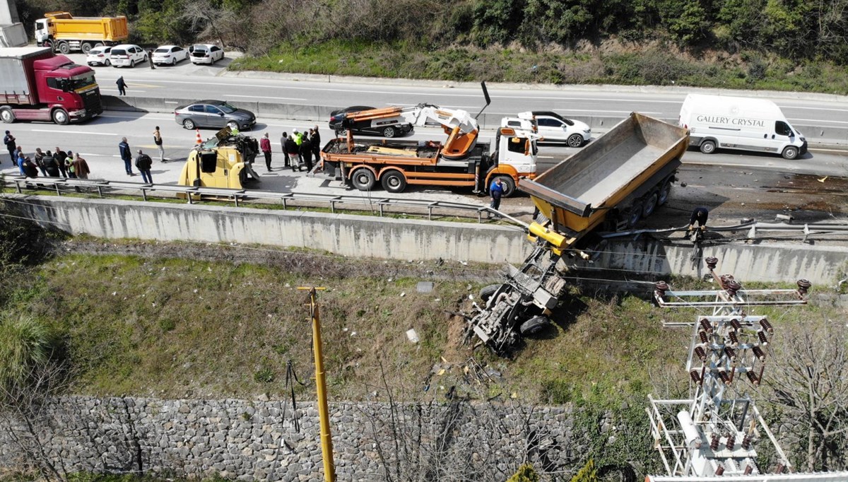 TIR'ın dorsesi bariyerlerde asılı kaldı