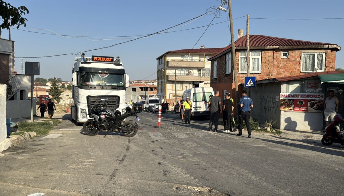TIR'ın altında kaldı