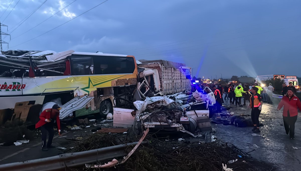 Mersin'deki zincirleme trafik kazasında ölü sayısı 12'ye çıktı