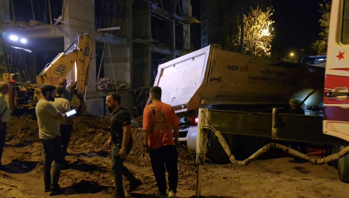 Kartal'da feci olay: Devrilen hafriyat kamyonunun altında kalan işçi öldü Kartal'da feci olay: Devrilen hafriyat kamyonunun altında kalan işçi öldü
