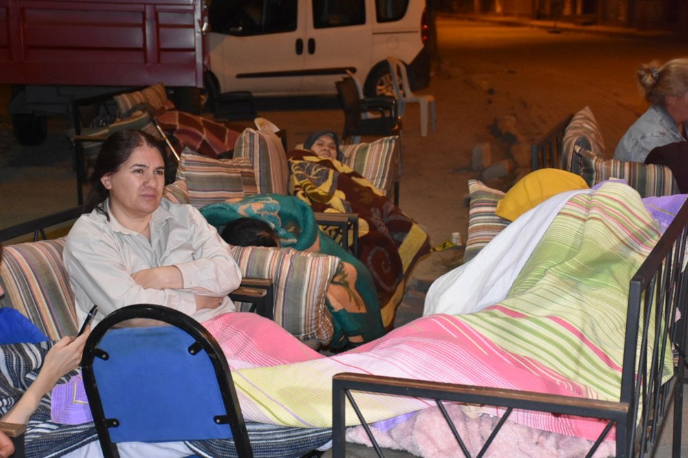 Deprem sonrası parklarda bahçelerde sabahladılar - 4