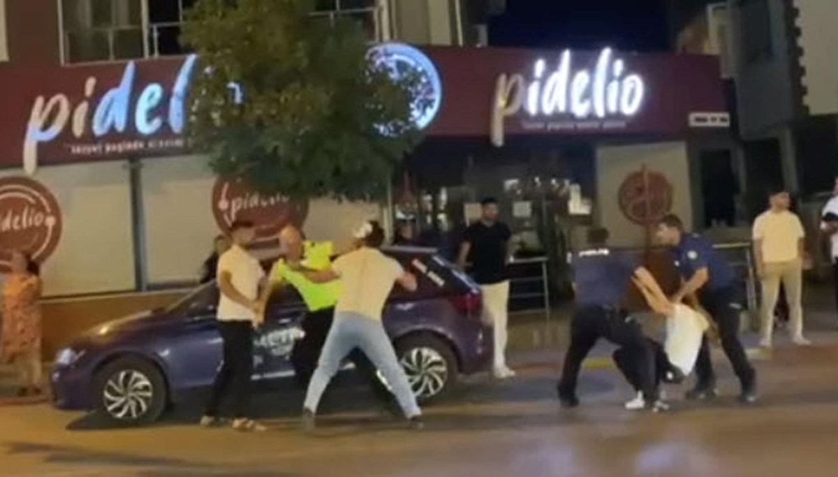 Ceza yazan polise saldırdılar