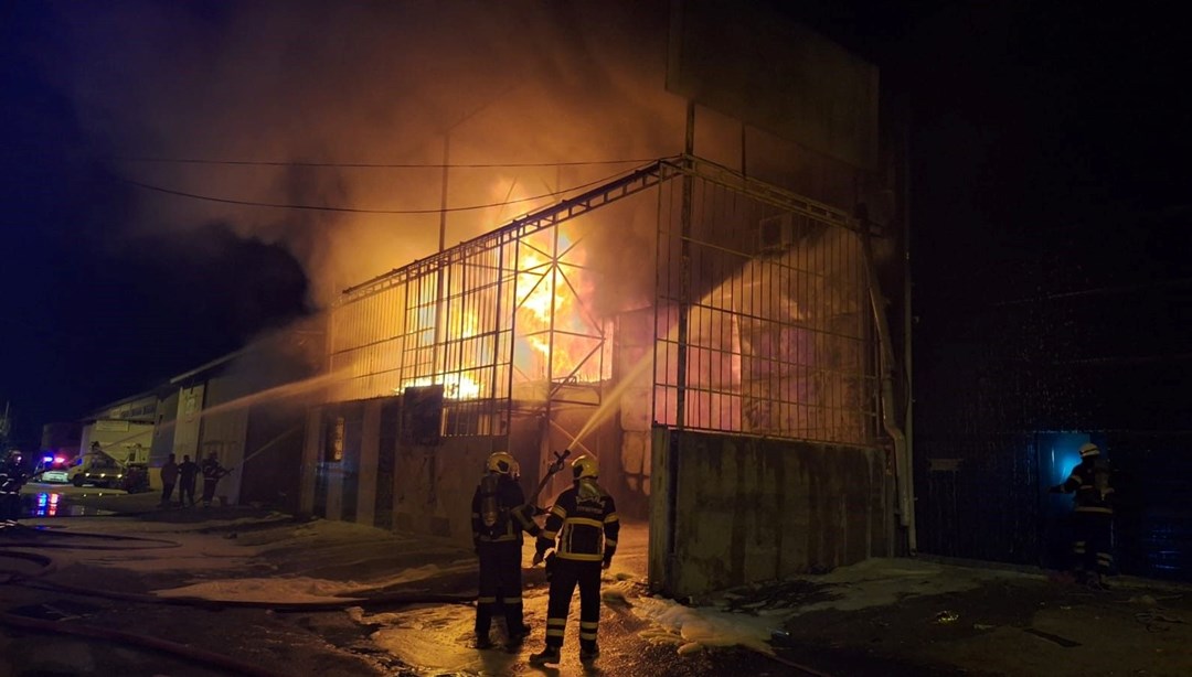 Adana'da mobilya imalathanesi alevlere teslim oldu