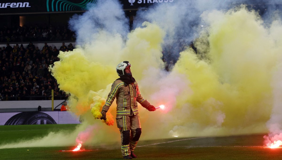 Fenerbahçeli taraftarlardan Union Saint-Gilloise maçında sahaya yabancı madde ve meşale Fenerbahçeli taraftarlardan Union Saint-Gilloise maçında sahaya yabancı madde ve meşale