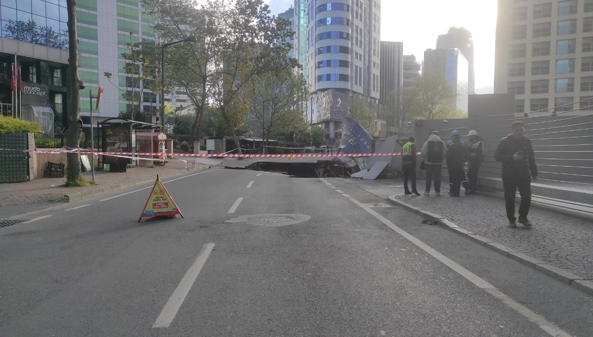 Sarıyer'de yol çöktü Sarıyer'de yol çöktü