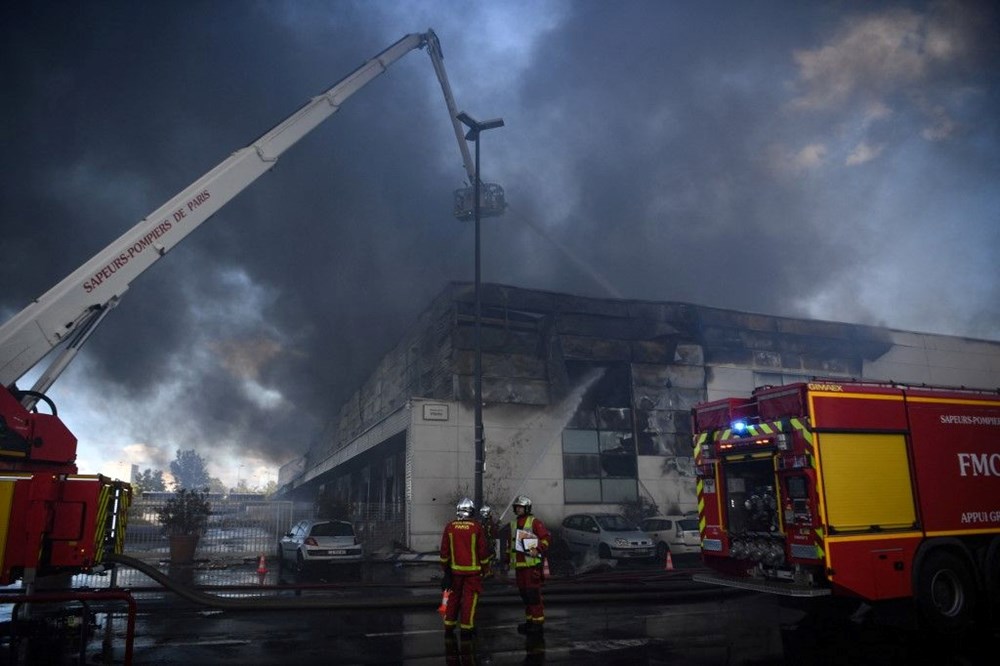 Paris'te bulunan dünyanın en büyük gıda pazarında yangın - 2