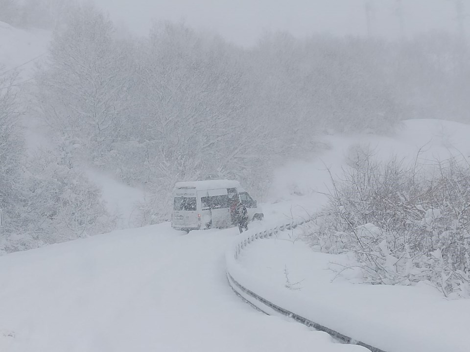 Ardahan’da eğitime kar engeli: Posof-Ardahan karayolu ulaşıma kapandı, araçlar mahsur kaldı - 1