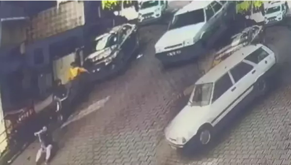 İstanbul'da feci kaza kamerada: 6 yaşındaki çocuk otomobilin altında kaldı İstanbul'da feci kaza kamerada: 6 yaşındaki çocuk otomobilin altında kaldı