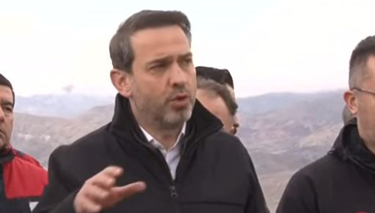 Erzincan İliç'te toprak kayması faciası | Bakan Bayraktar: İşçilerin 6'sı bir noktada, 3'ü farklı bir noktada Erzincan İliç'te toprak kayması faciası | Bakan Bayraktar: İşçilerin 6'sı bir noktada, 3'ü farklı bir noktada
