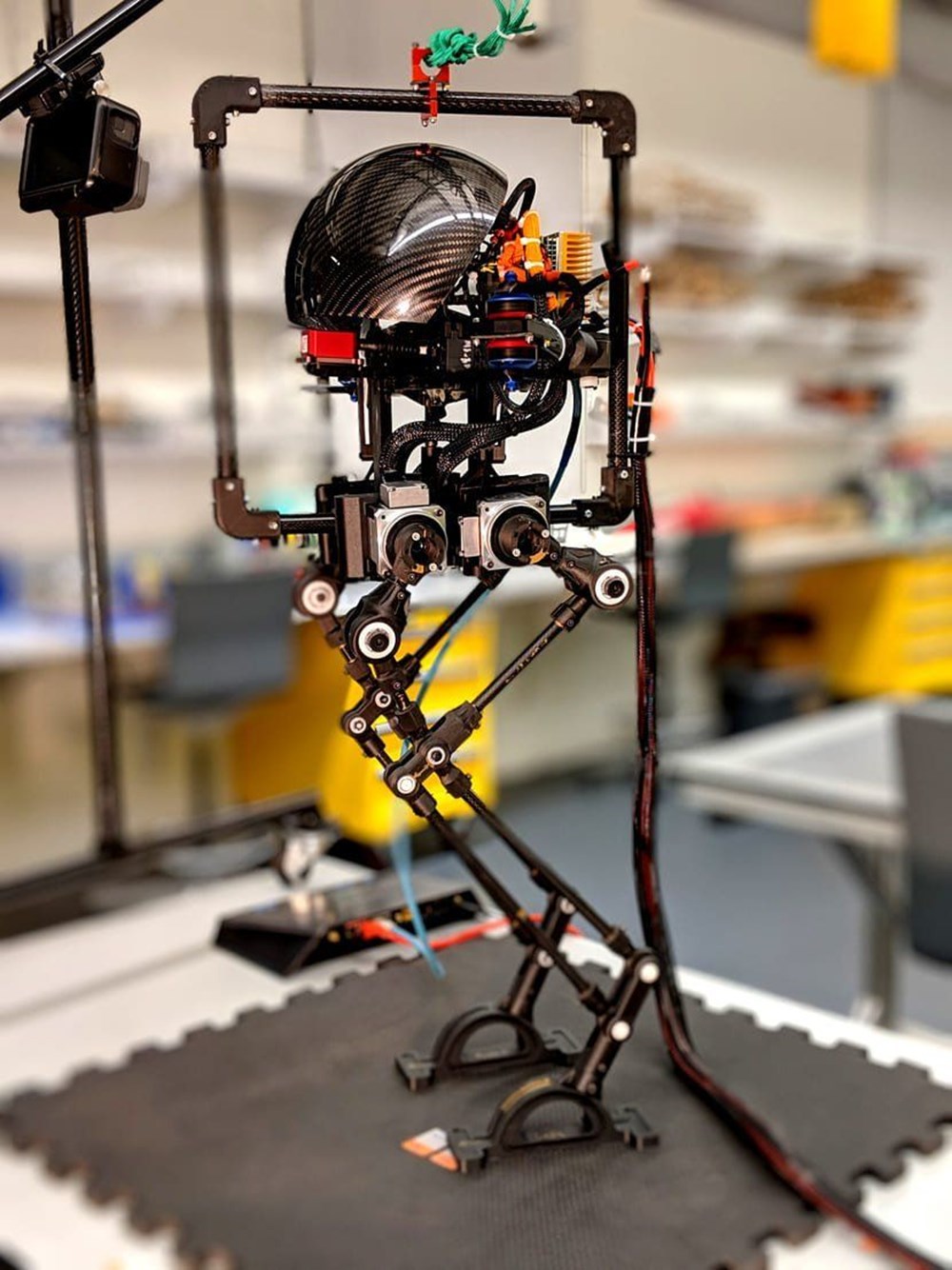 Uçan robot geliştirildi: Leo - 8