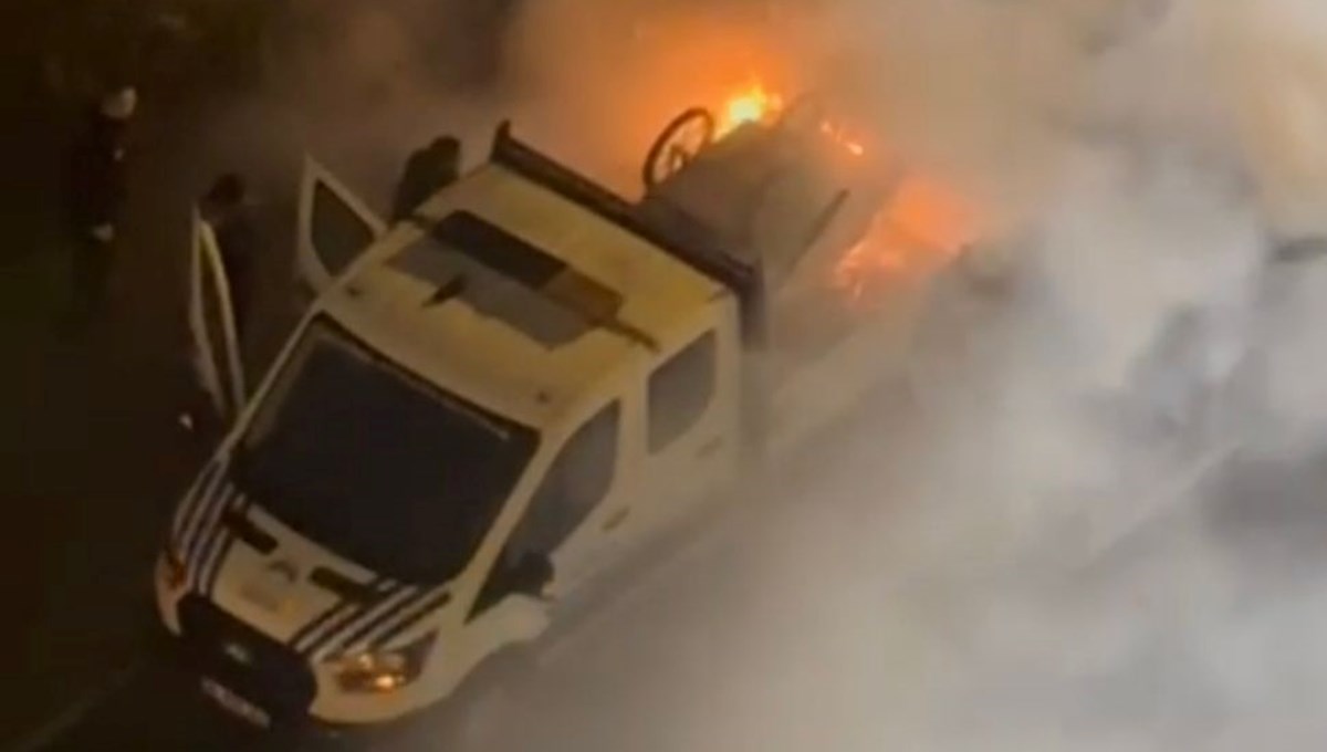 Seyyar satıcı zabıta aracını ateşe verdi Seyyar satıcı zabıta aracını ateşe verdi