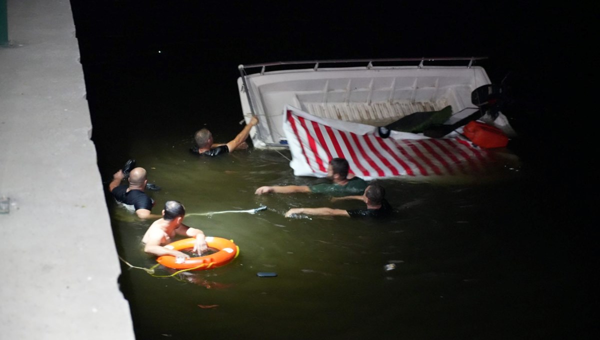 Meriç Nehri'nde can pazarı: Alabora olan teknedeki 5 kişi son anda kurtarıldı Meriç Nehri'nde can pazarı: Alabora olan teknedeki 5 kişi son anda kurtarıldı