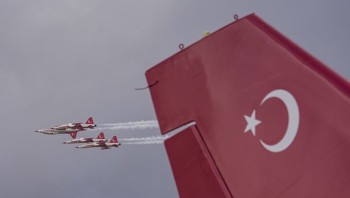 Türk Yıldızları'ndan TEKNOFEST KKTC'de gösteri uçuşu