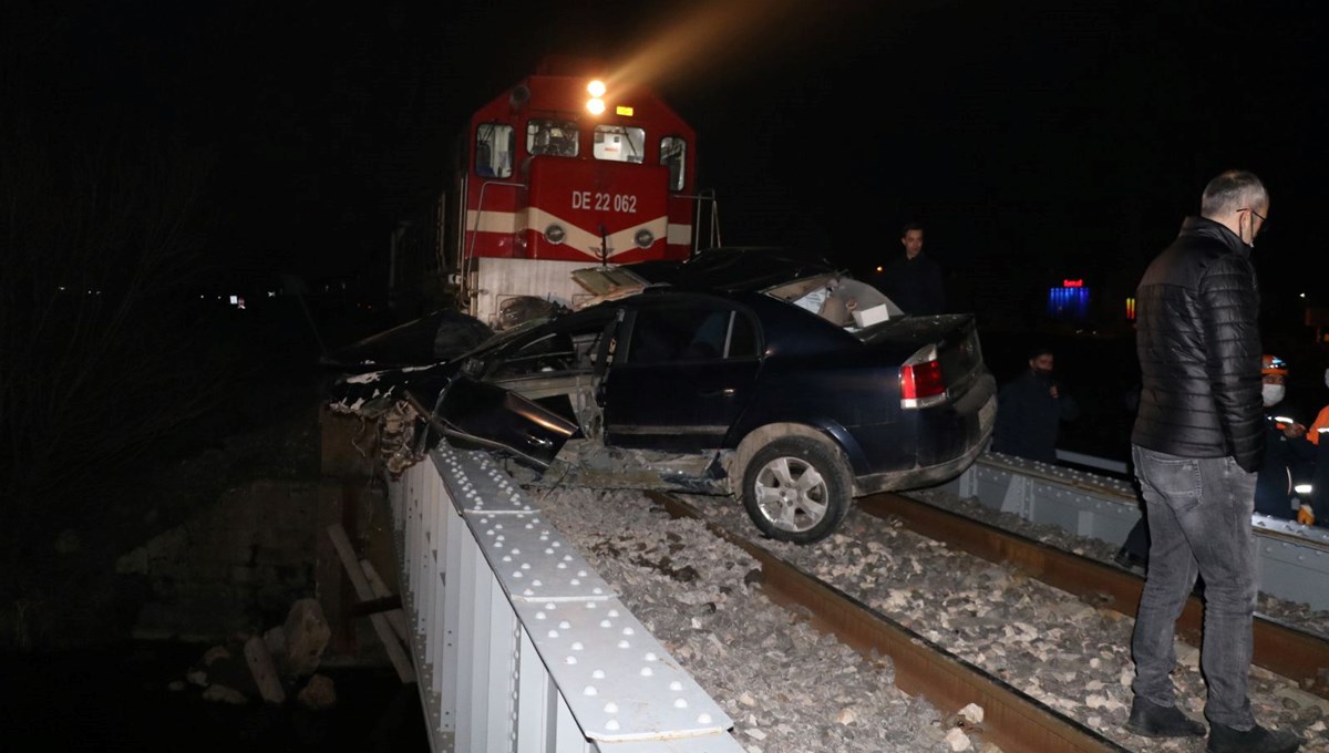Trenin çarptığı otomobil 1 kilometre sürüklendi