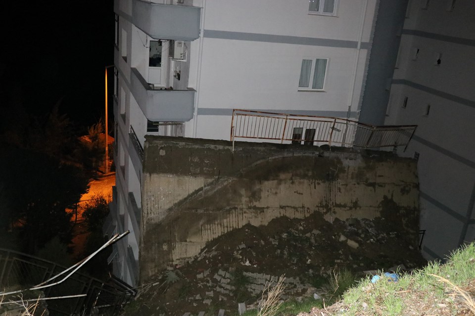 İzmir'de istinat duvarı çöktü: 2 apartman tahliye edildi - 3