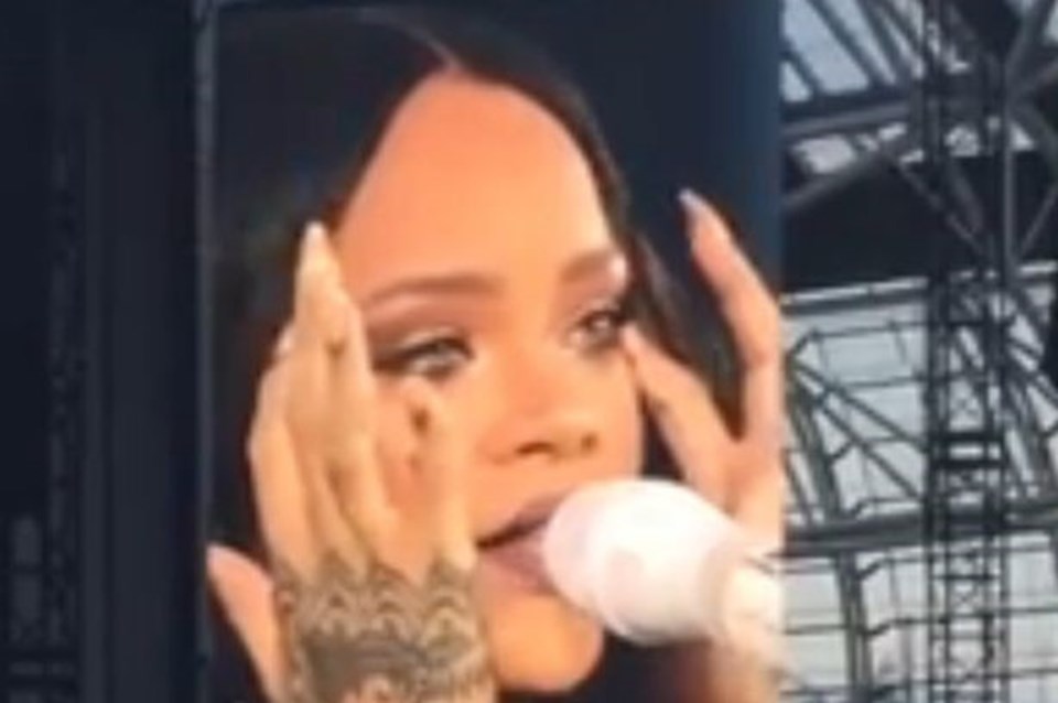 Rihanna konserinde ağladı - 1