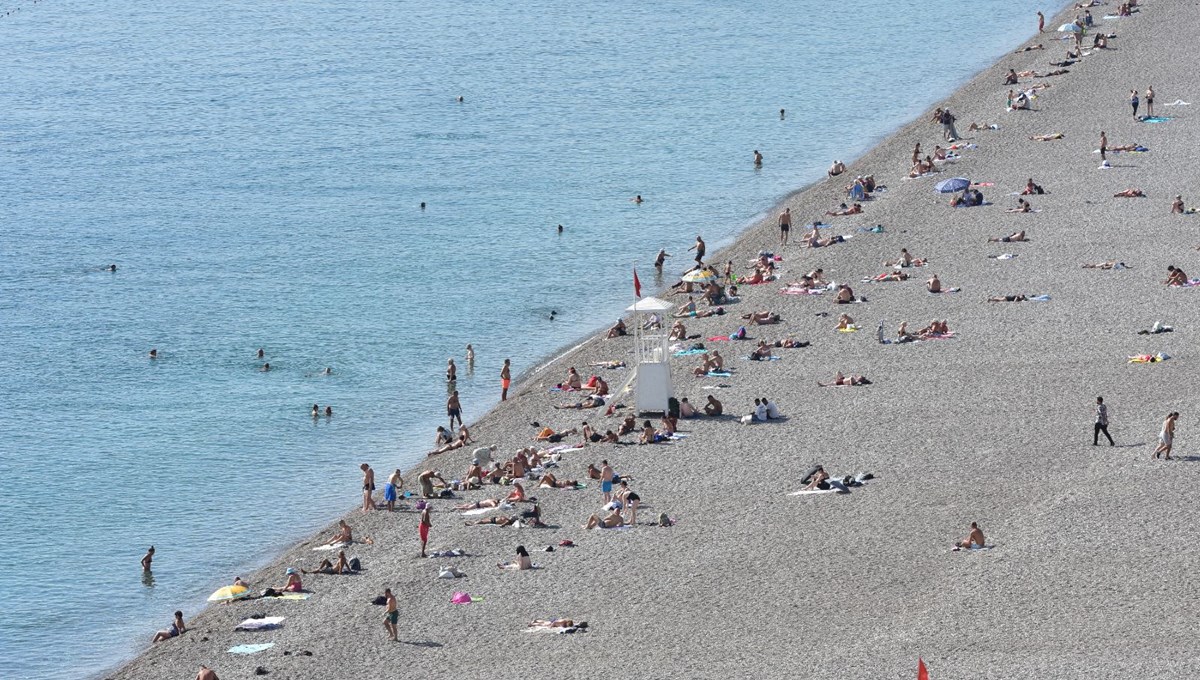 Antalya’da yaz bitmedi | Kasım ayında deniz keyfi