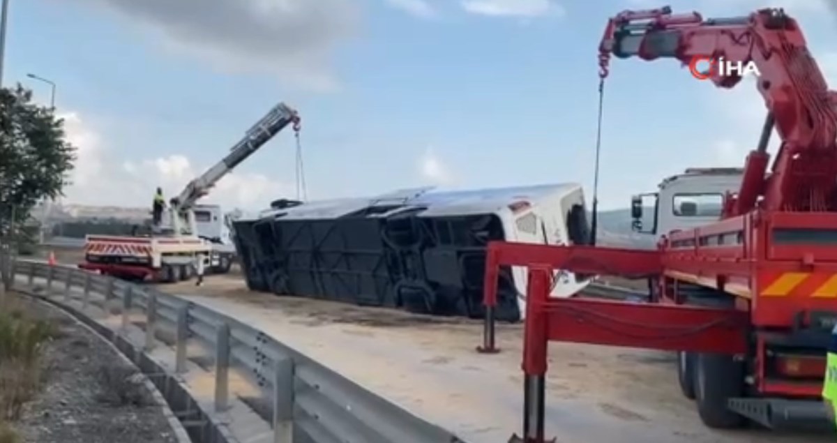 İncelemelerin tamamlanmasının ardından yolcu otobüsü, ekipler tarafından çekici yardımıyla olay yerinden kaldırıldı.