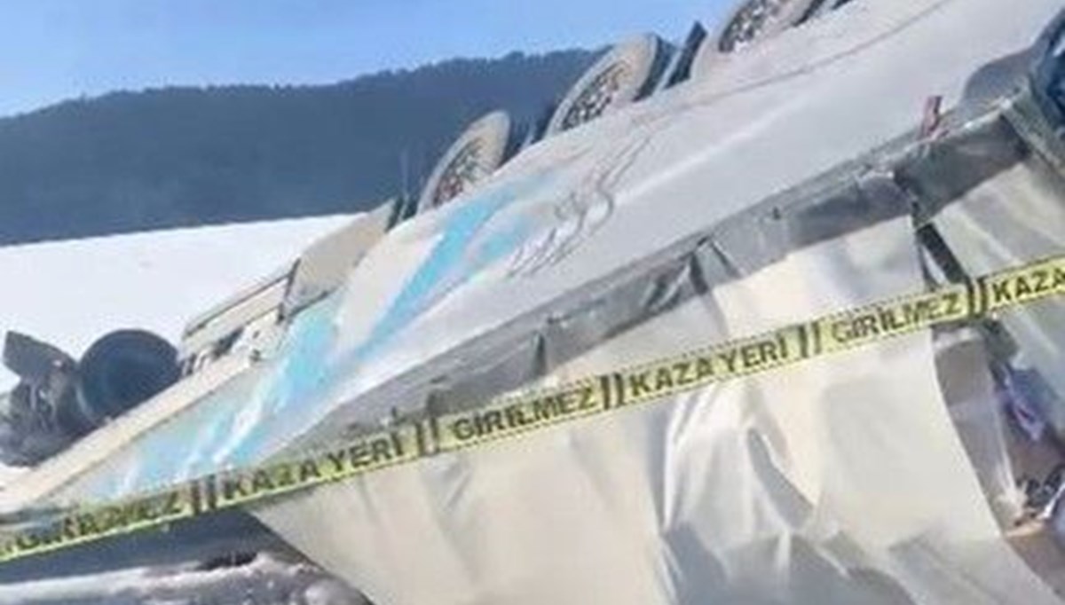 Ardahan'da buzlanma: TIR devrildi, yol kısa süreli ulaşıma kapatıldı Ardahan'da buzlanma: TIR devrildi, yol kısa süreli ulaşıma kapatıldı