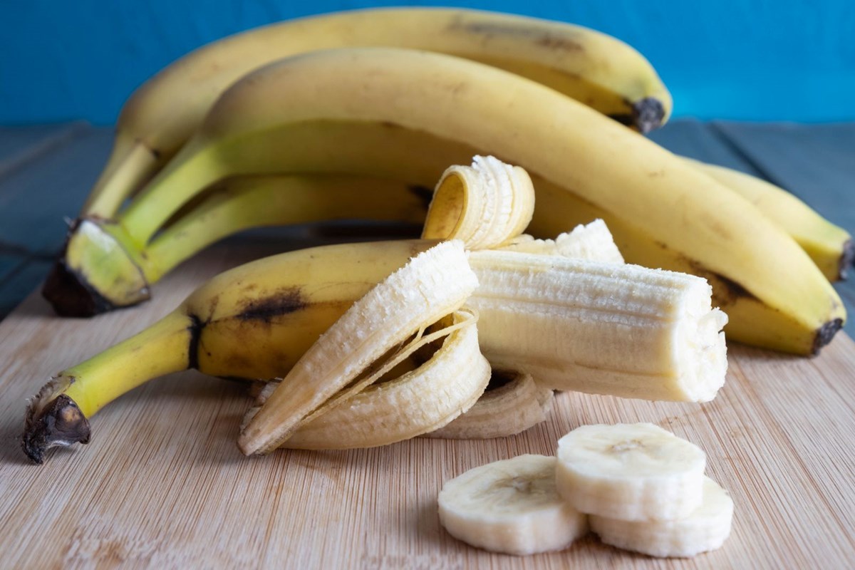 Сколько лежат бананы. Фото банана на столе. Банан лежит. Разбитый банан. Как из банана вырезать сердечки.