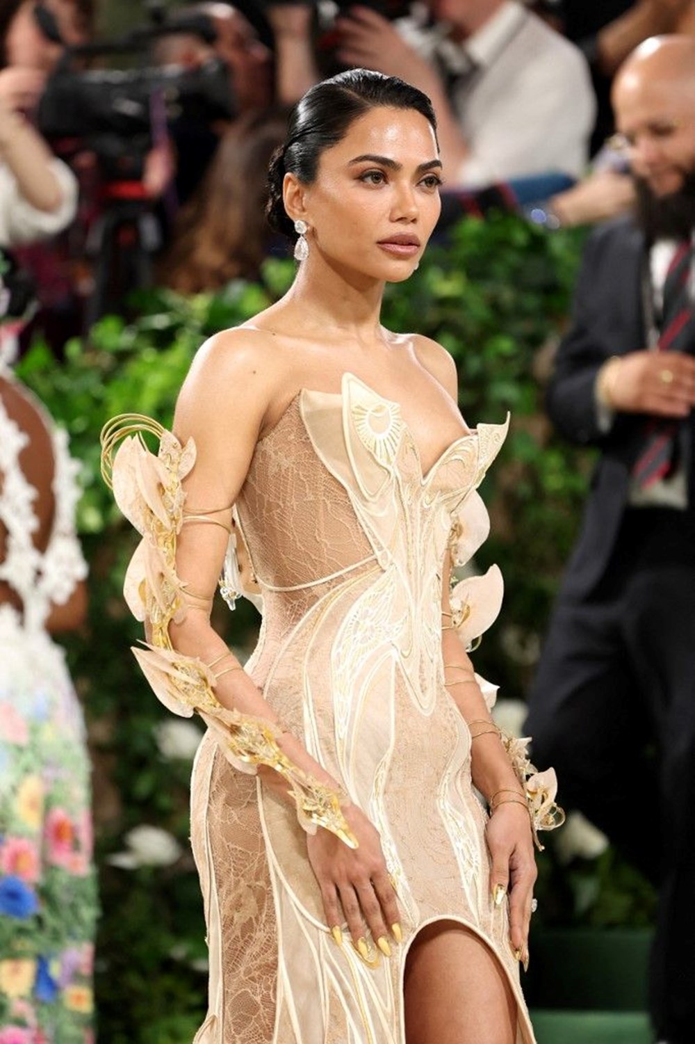 Hareketli elbisesiyle Met Gala'ya damga vurmuştu: Gizemli kadının kimliği açığa çıktı - 4