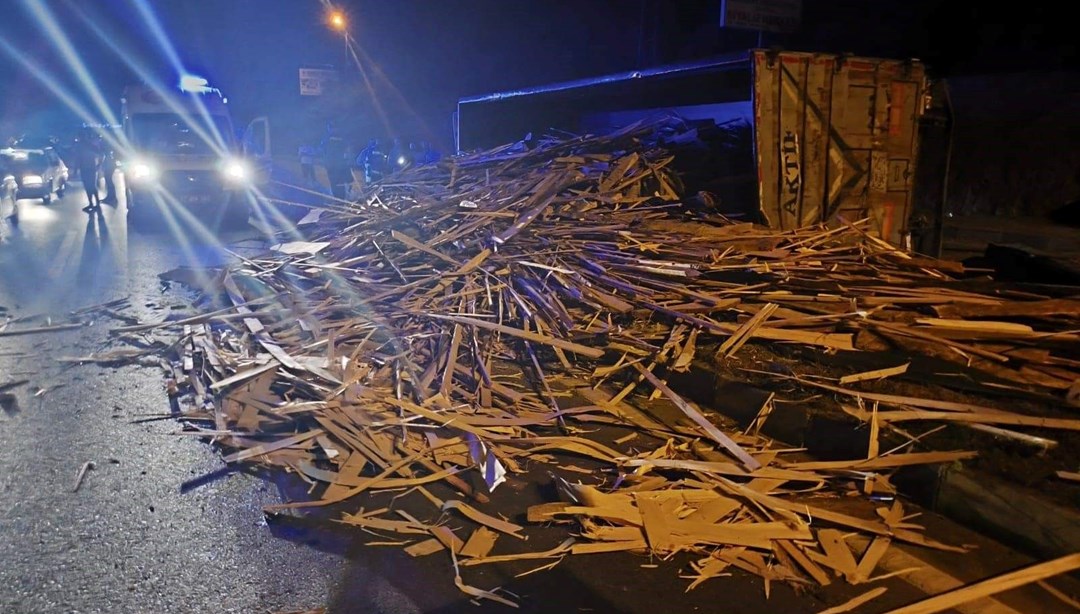 Karadeniz Ereğli'de odun yüklü kamyon devrildi: 1 yaralı